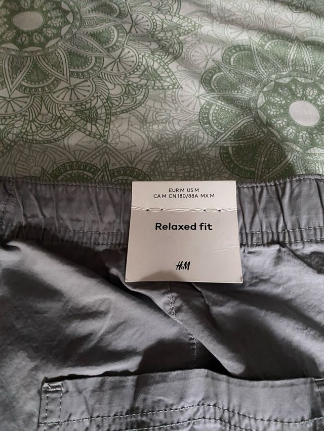 Pantalón H&M Relaxed Fit Gris Talla M