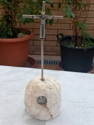 Crucifijo antiguo con base de piedra