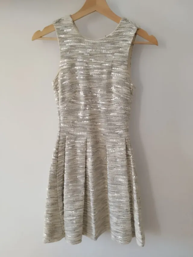Vestido plateado y blanco