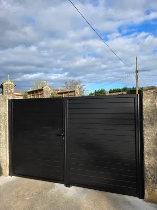 Portón batiente negro