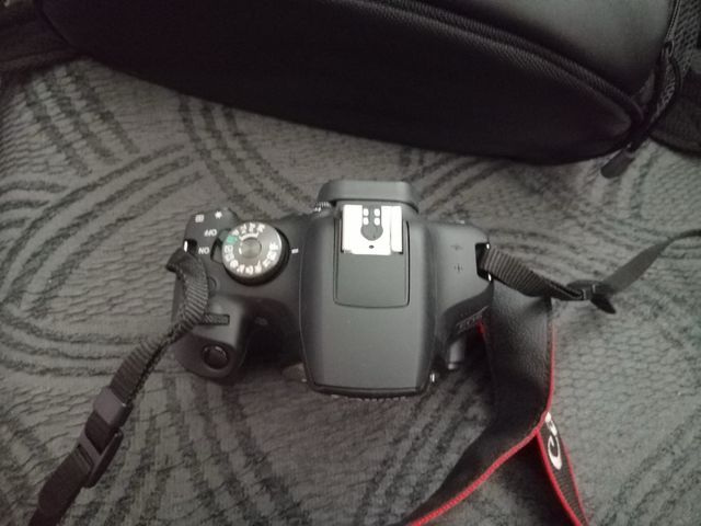 Canon EOS 2000D Travel Kit Cámara