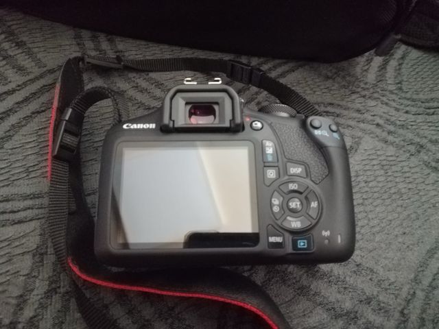 Canon EOS 2000D Travel Kit Cámara