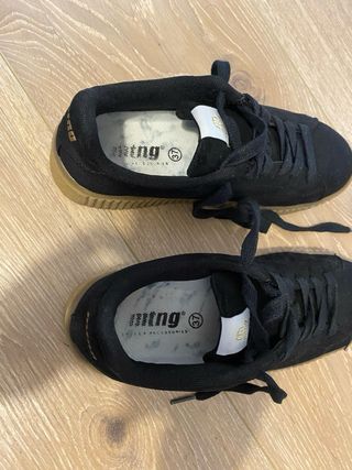 Zapatillas MTNG Negras Suela Marrón