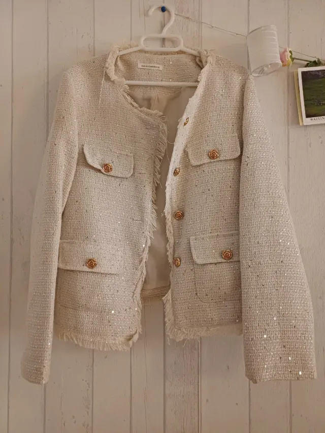 Blazer beige con lentejuelas y botones dorados