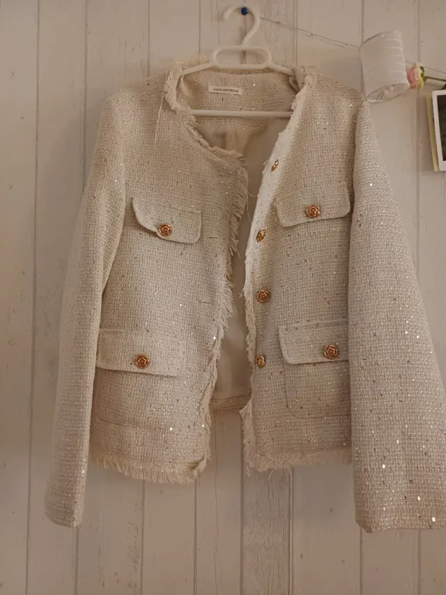 Blazer beige con lentejuelas y botones dorados