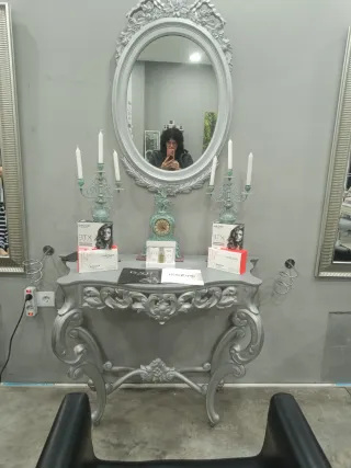 Vitrina y recibidor plateados