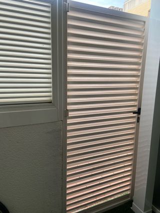 Puerta de hierro blanca con lamas 194X93 cm