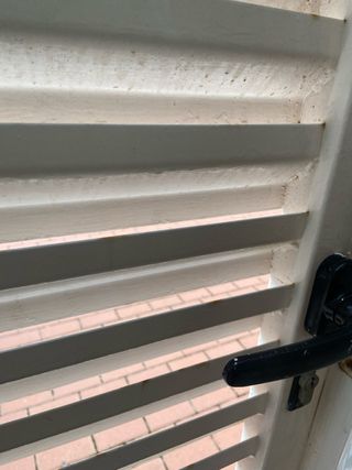 Puerta de hierro blanca con lamas 194X93 cm