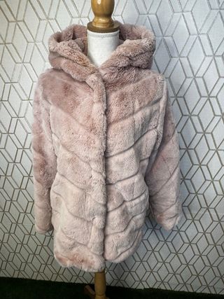 Abrigo pelito rosa palo con capucha