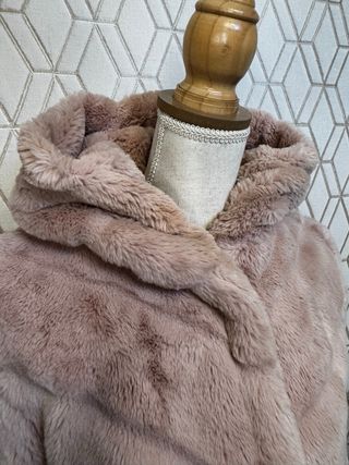 Abrigo pelito rosa palo con capucha