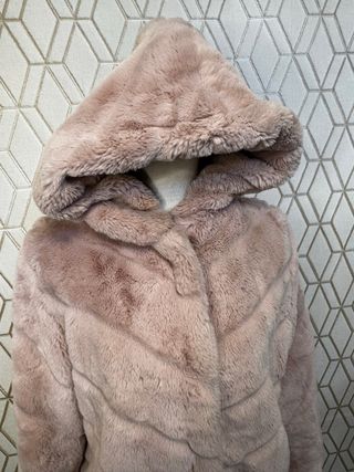 Abrigo pelito rosa palo con capucha