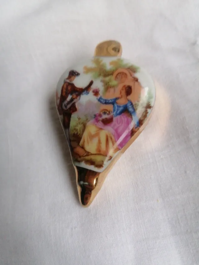 Miniatura cerámica Limoges escena romántica