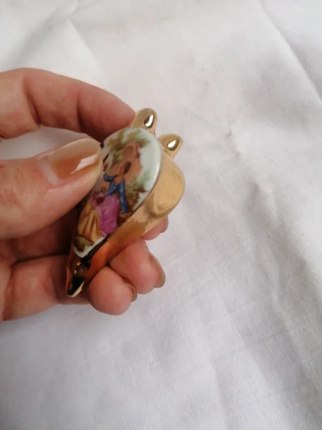 Miniatura cerámica Limoges escena romántica