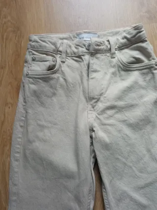 Pantalón vaquero beige Zara mujer