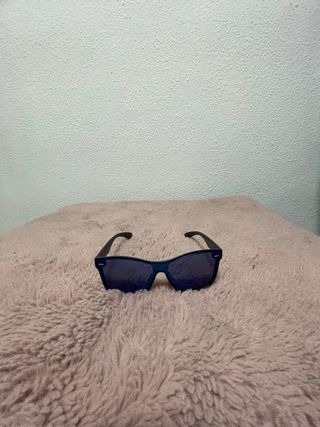 Gafas de sol negras y azules