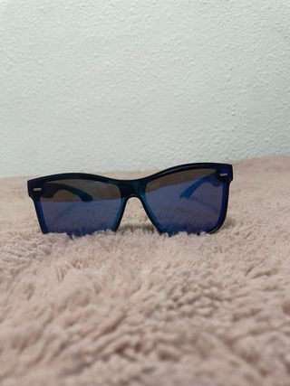 Gafas de sol negras y azules