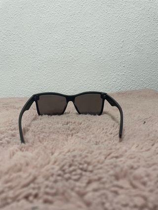 Gafas de sol negras y azules