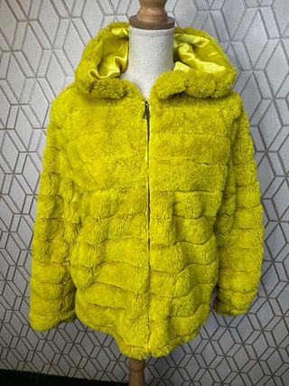 Abrigo pelito amarillo con capucha