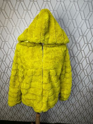 Abrigo pelito amarillo con capucha