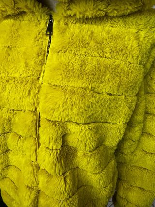 Abrigo pelito amarillo con capucha