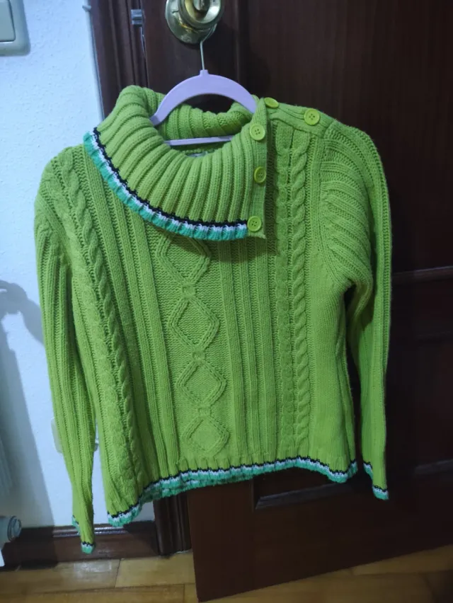 Jersey verde de invierno con cuello alto