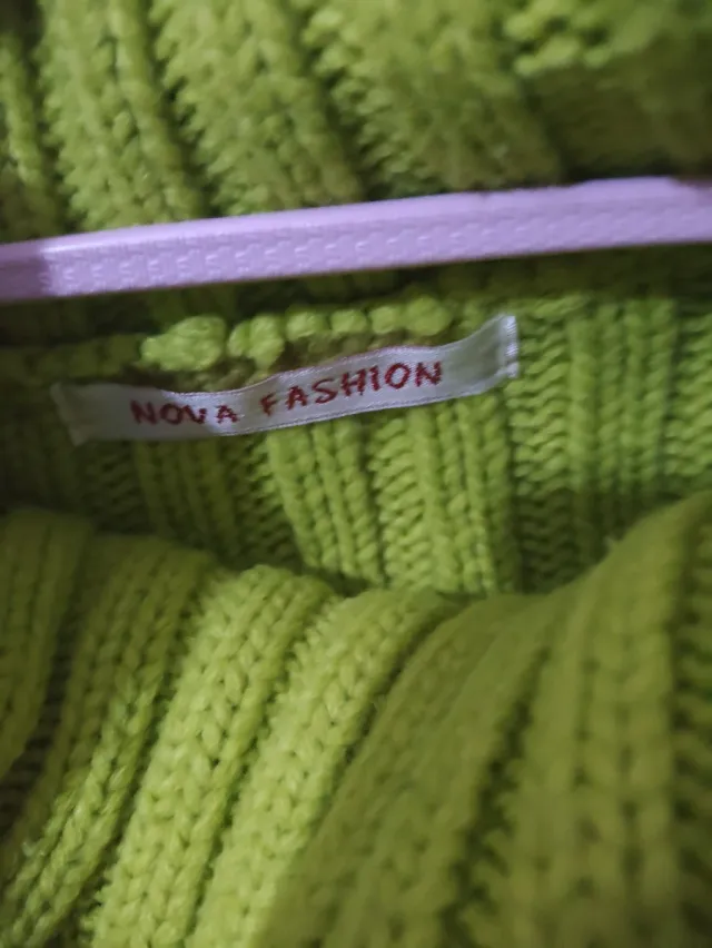 Jersey verde de invierno con cuello alto