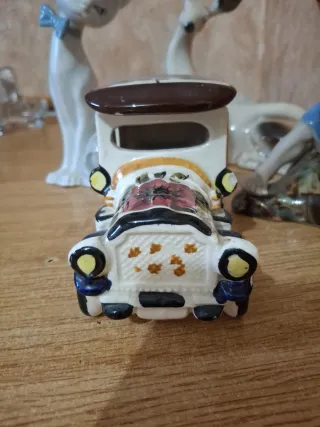 Figuras de porcelana: gato, ciervo y hombre