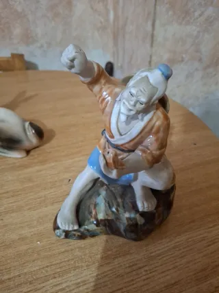 Figuras de porcelana: gato, ciervo y hombre