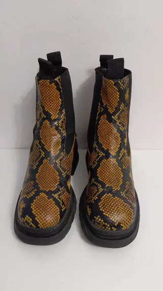 Botines Bimba y Lola efecto piel serpiente