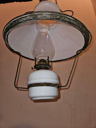 Lampada a petrolio antica con cappa