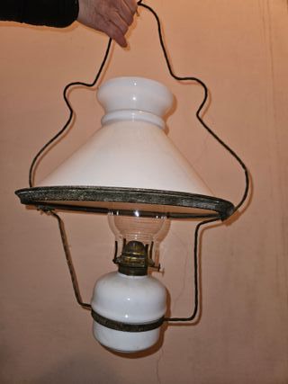 Lampada a petrolio antica con cappa