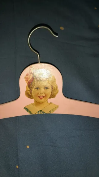 Appendi abiti vintage con bambine