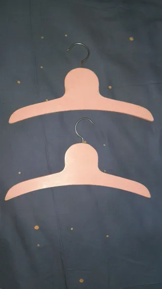 Appendi abiti vintage con bambine