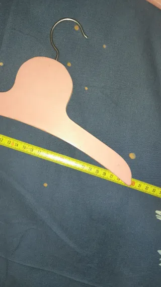 Appendi abiti vintage con bambine