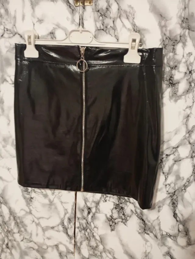 Falda efecto piel negra