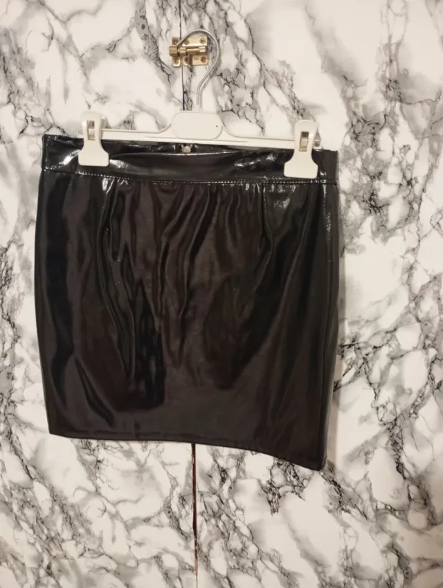 Falda efecto piel negra
