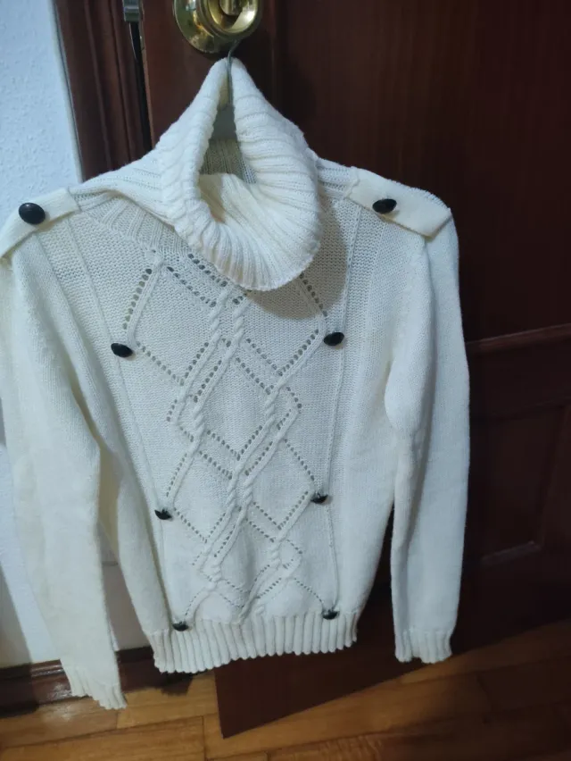 Jersey Stradivarius cuello alto blanco