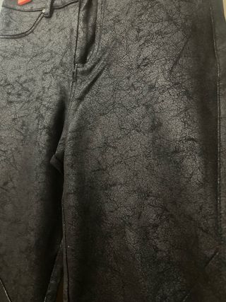 Pantalón efecto piel negro t.32 Stradivarius