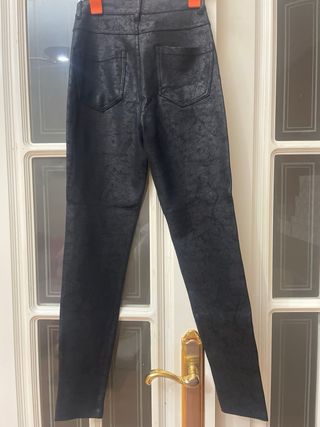 Pantalón efecto piel negro t.32 Stradivarius