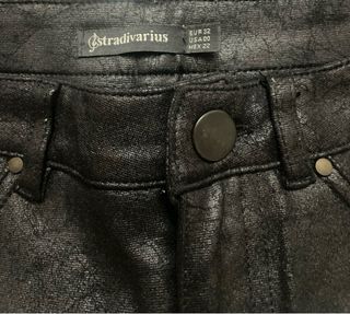 Pantalón efecto piel negro t.32 Stradivarius
