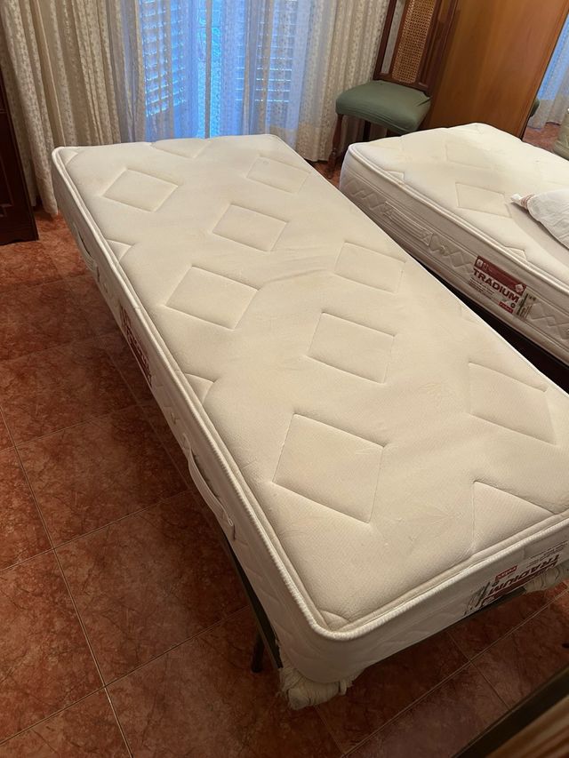 Letto singolo con somier antico