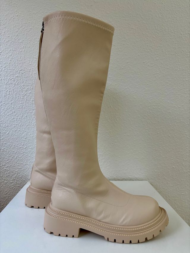 Botas altas beige con cremallera