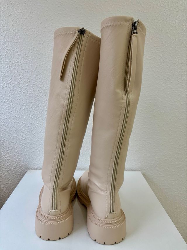 Botas altas beige con cremallera