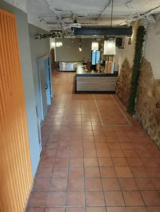 Alquilo local diáfano