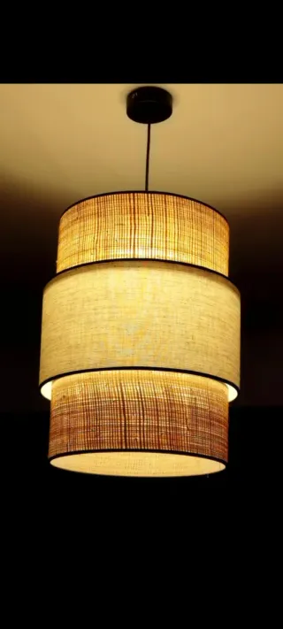Lámpara colgante de tela y ratán
