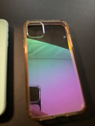 iPhone 11 con funda y cable PD