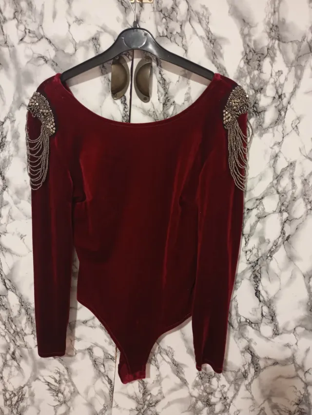 Blusa de terciopelo con pedrería