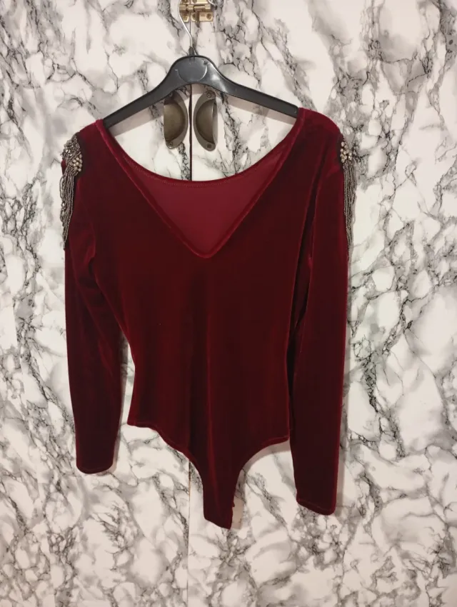Blusa de terciopelo con pedrería
