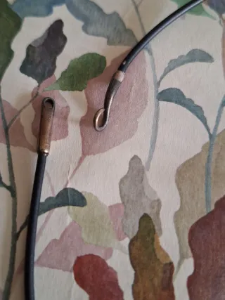 Colgante artesano broncita, plata negra y caucho.