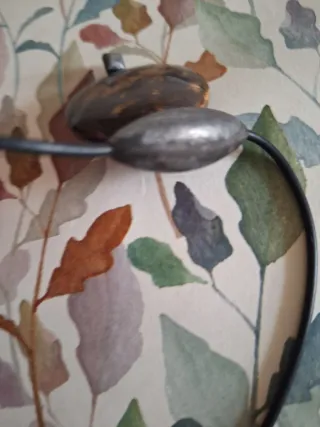 Colgante artesano broncita, plata negra y caucho.